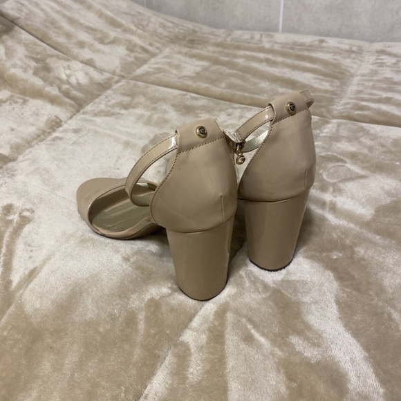 G by Guess "Shantel" Size 10M Solid Beige Open-Toe Casual Ankle Strap Sandals - Picture 2 of 6